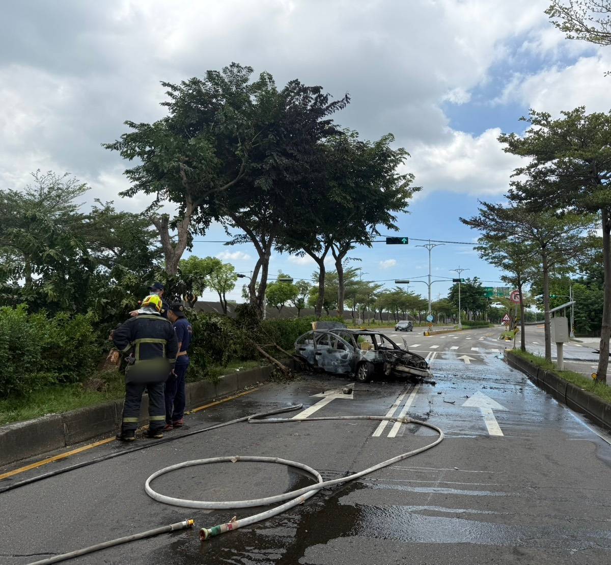 烏日自小客超車失控自撞分隔島起火